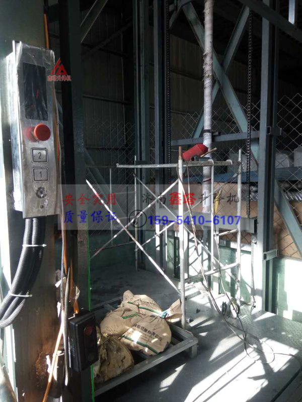 電動葫蘆卷揚(yáng)機(jī)貨梯改裝成液壓升降貨梯現(xiàn)場